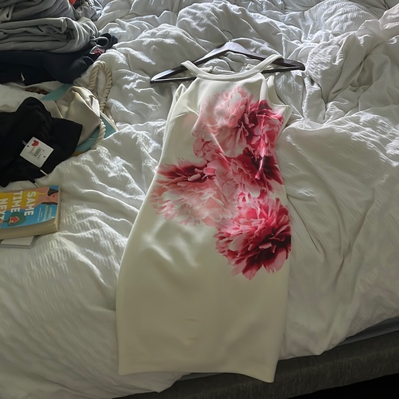 Stunning guess white flower dress - Picture 2 of 6